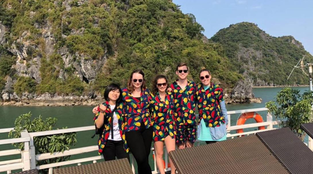 ベトナムでハロン湾のクルーズを楽しむ医療ボランティアたち